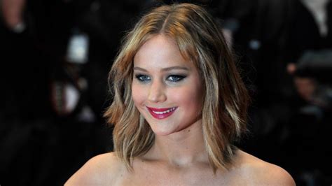 jennifer lawrence leaked pics|FBI, Apple probe Jennifer Lawrence nude photo scandal 